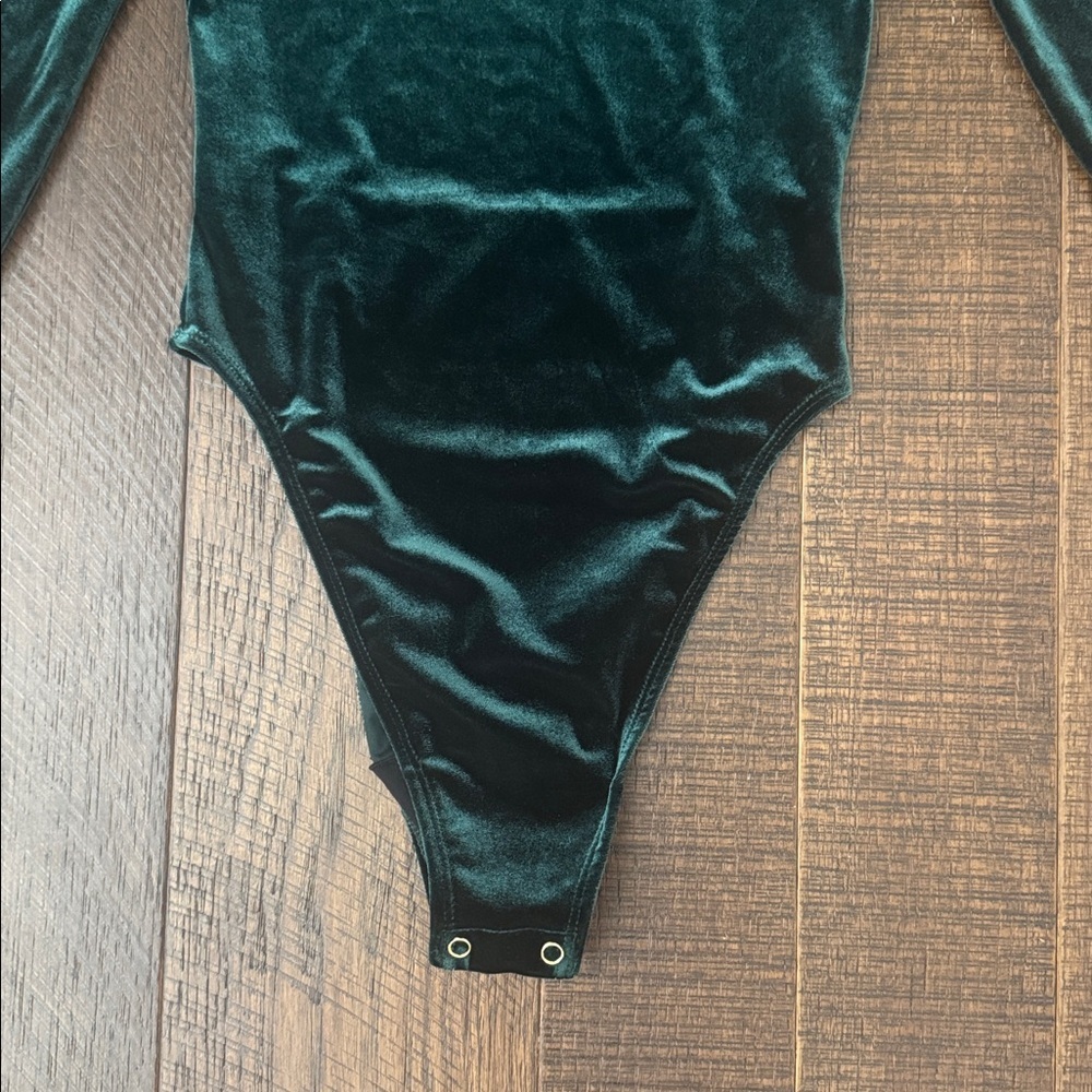 Good American The Velvet Long Sleeve Bodysuit in Green - Picture 5 of 9